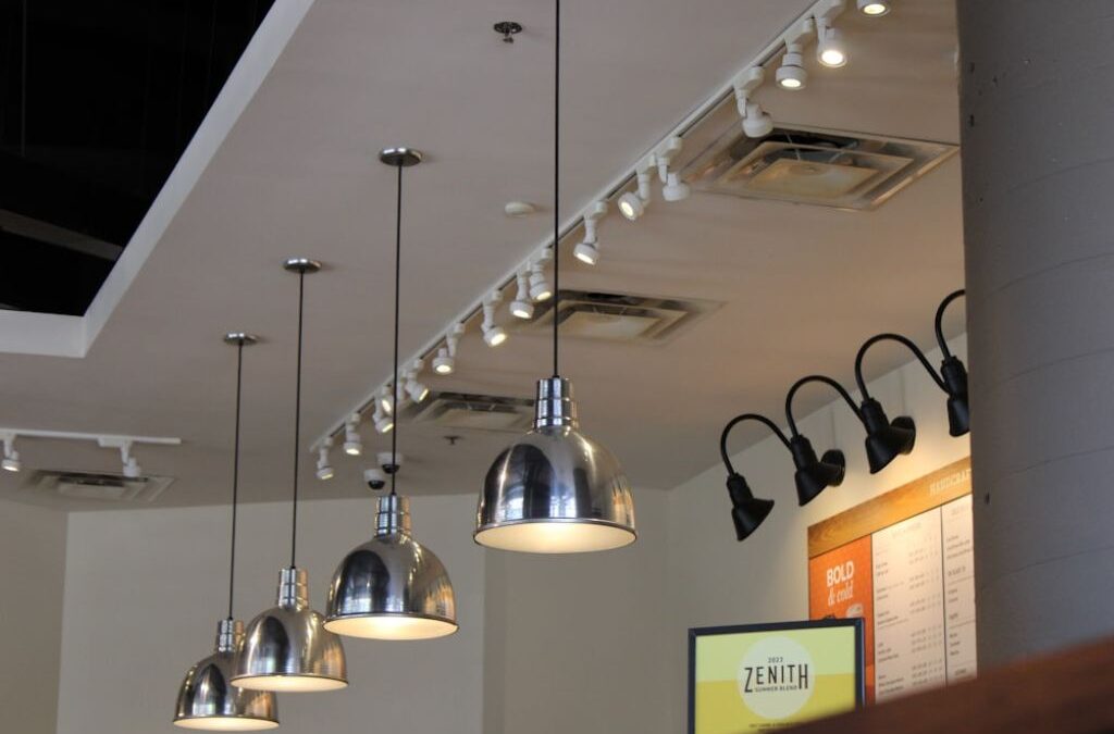 Sklepy internetowe z oświetleniem – jak wybrać idealne lampy do swojego domu